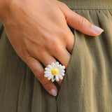 Maxi daisy ring with bee charm