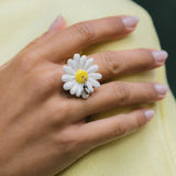 Maxi daisy ring with bee charm