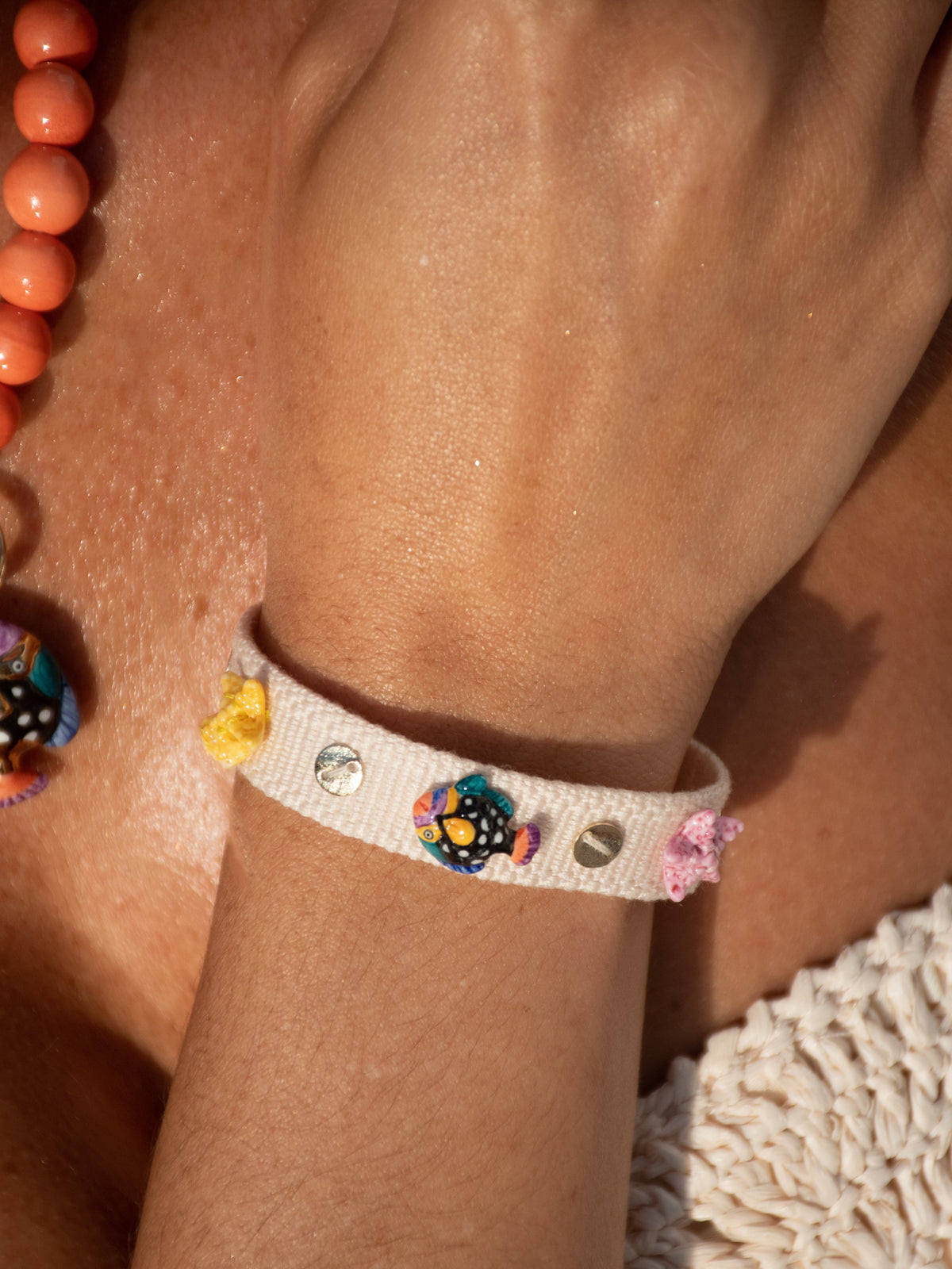 Bracelet tressé beige à charms