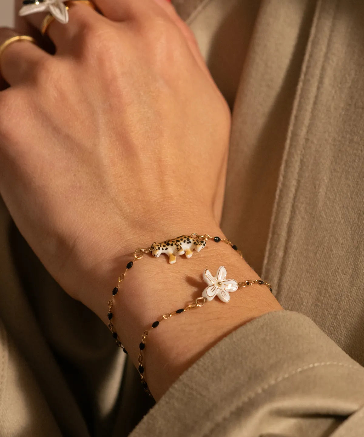 Bracelet perles et fleur blanches
