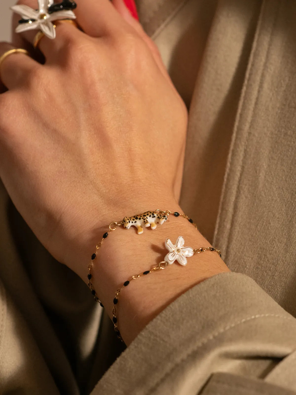Bracelet perles et fleur blanches