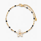 Bracelet with pearls and white flower