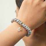 Pulsera fetiche gris, seda y jazmín