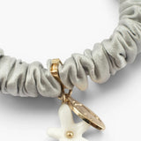 Pulsera fetiche gris, seda y jazmín
