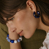 Maxi bracelet perles zébrées bleues et blanches