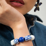 Maxi bracelet perles zébrées bleues et blanches