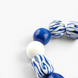 Maxi bracelet perles zébrées bleues et blanches