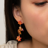 Boucles d’oreilles pendantes lys et singe