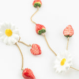 Boucles d'oreilles pendantes marguerite et fraises