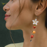 Boucles d’oreilles pendantes fleur, fruits et abeille