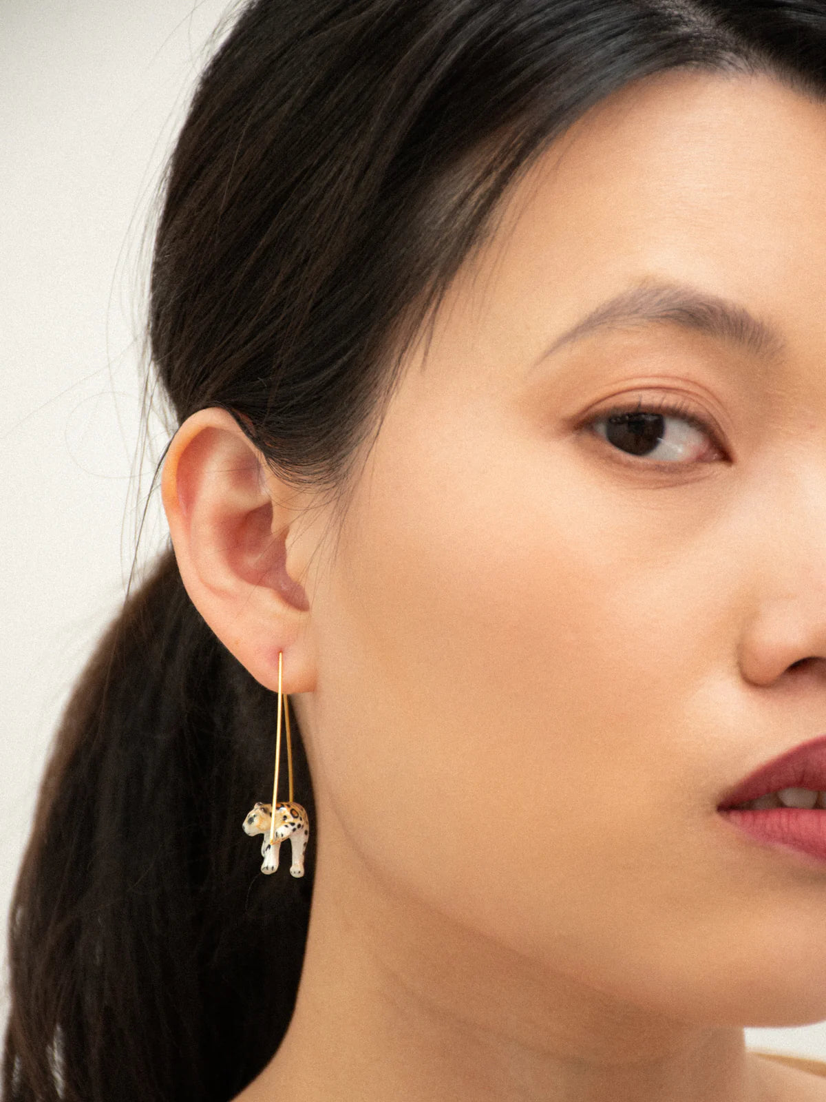 Leopard triangle hoop earrings in porcelain and gold-plated brass