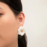 Boucles d'oreilles puces - Fleur blanche