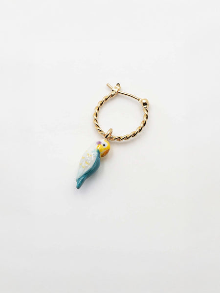 Nach(ナッシュ) 片耳ピアス Mini creole renard polaire Small polar fox hoop earrings - Arctic porcelain and gold
