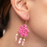 Boucles d'oreilles fleur en raphia et cacatoès