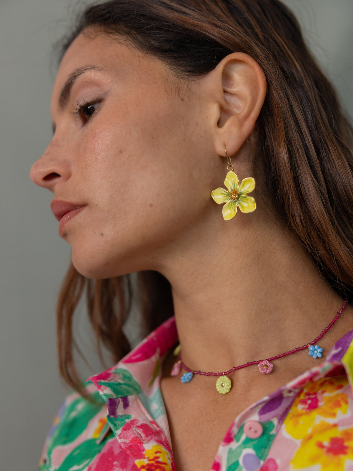 Boucles d'oreilles pendantes fleur jaune