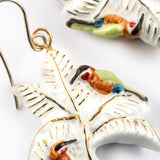 Boucles d'oreilles guêpiers d'Afrique sur palmiers blancs & dorés