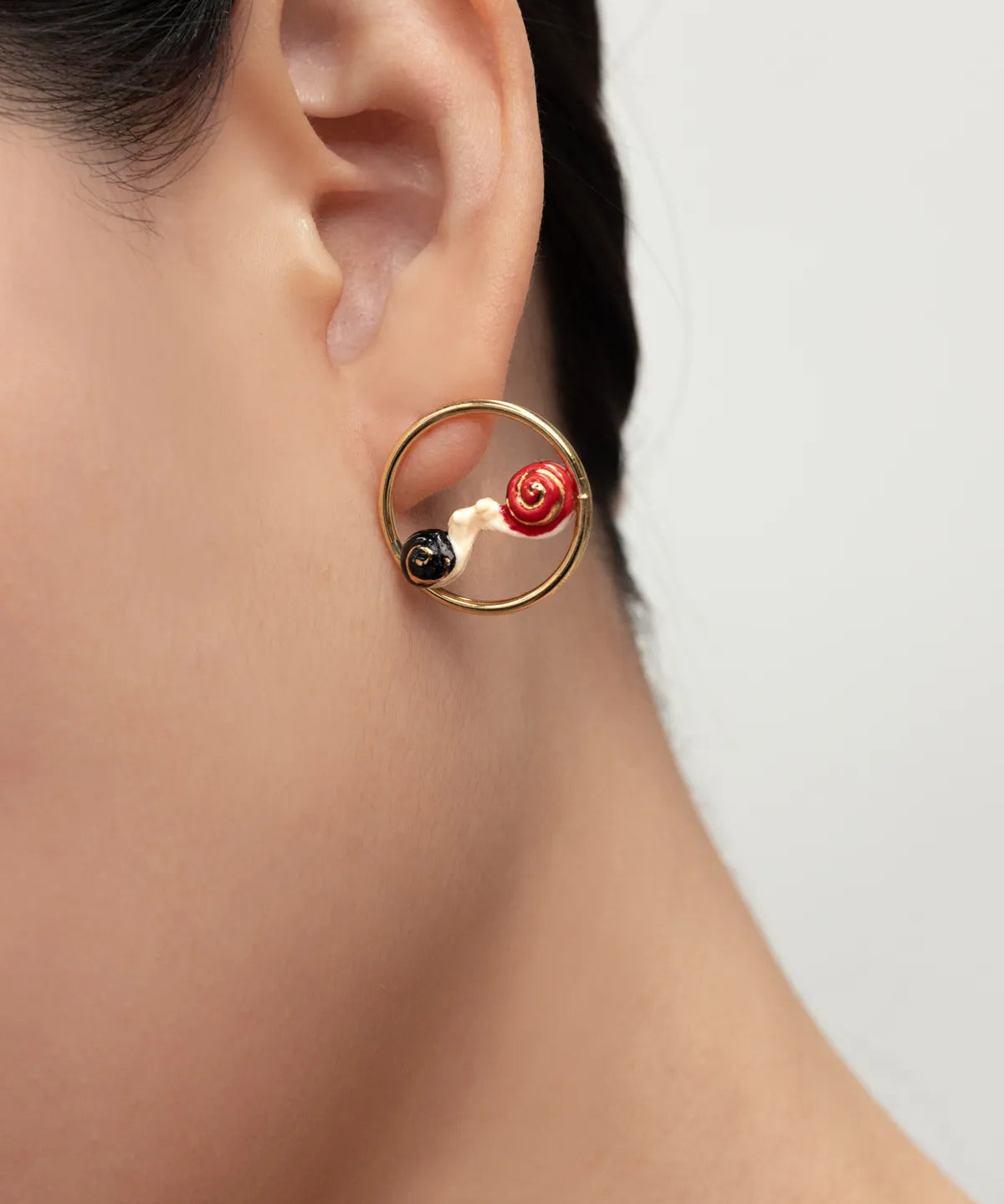 Round snail earrings in love