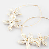 Grandes créoles fleurs d'Erine blanche