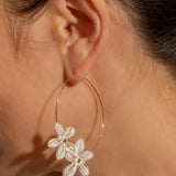 Grandes créoles fleurs d'Erine blanche