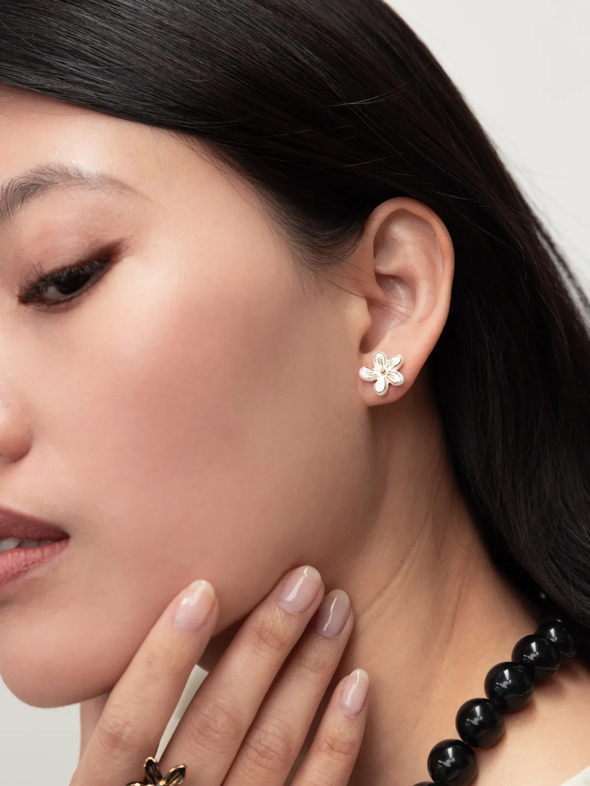 Puces d'oreilles fleur d'Erine blanche