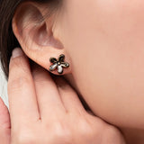 Puces d'oreilles fleur d'Erine noire