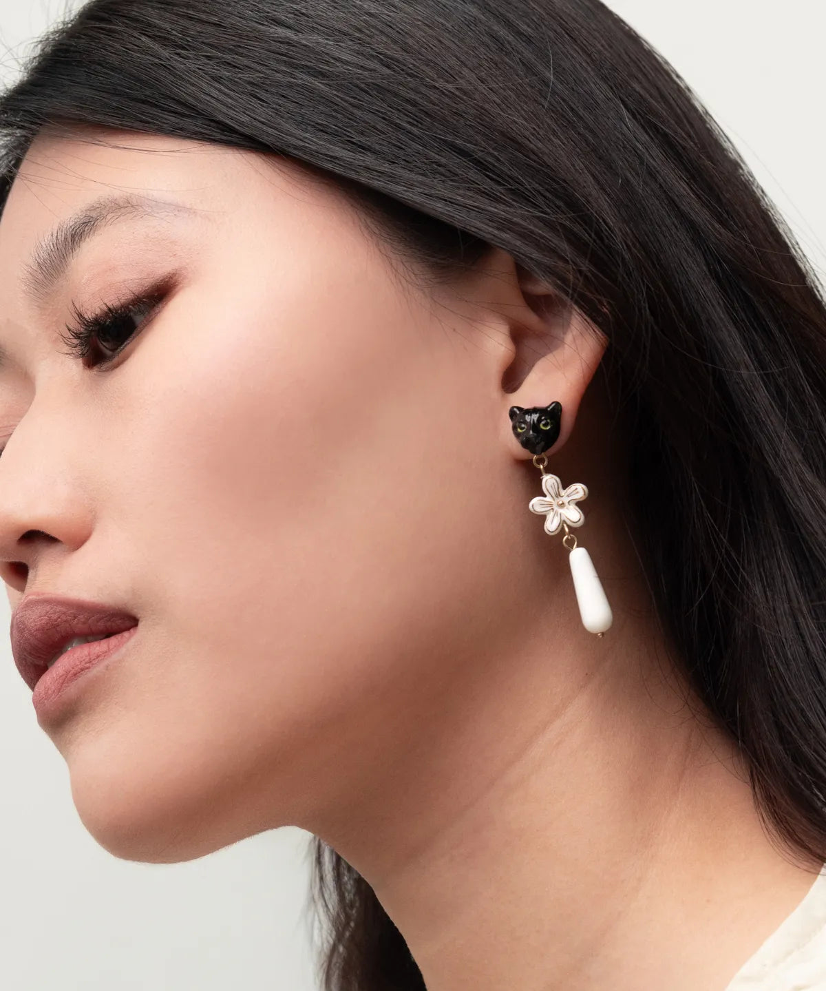 Boucles d'oreilles pendantes panthère et fleur d'Erine