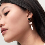 Boucles d'oreilles pendantes panthère et fleur d'Erine