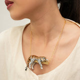 Collier léopard sur branche