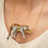 Collier léopard sur branche