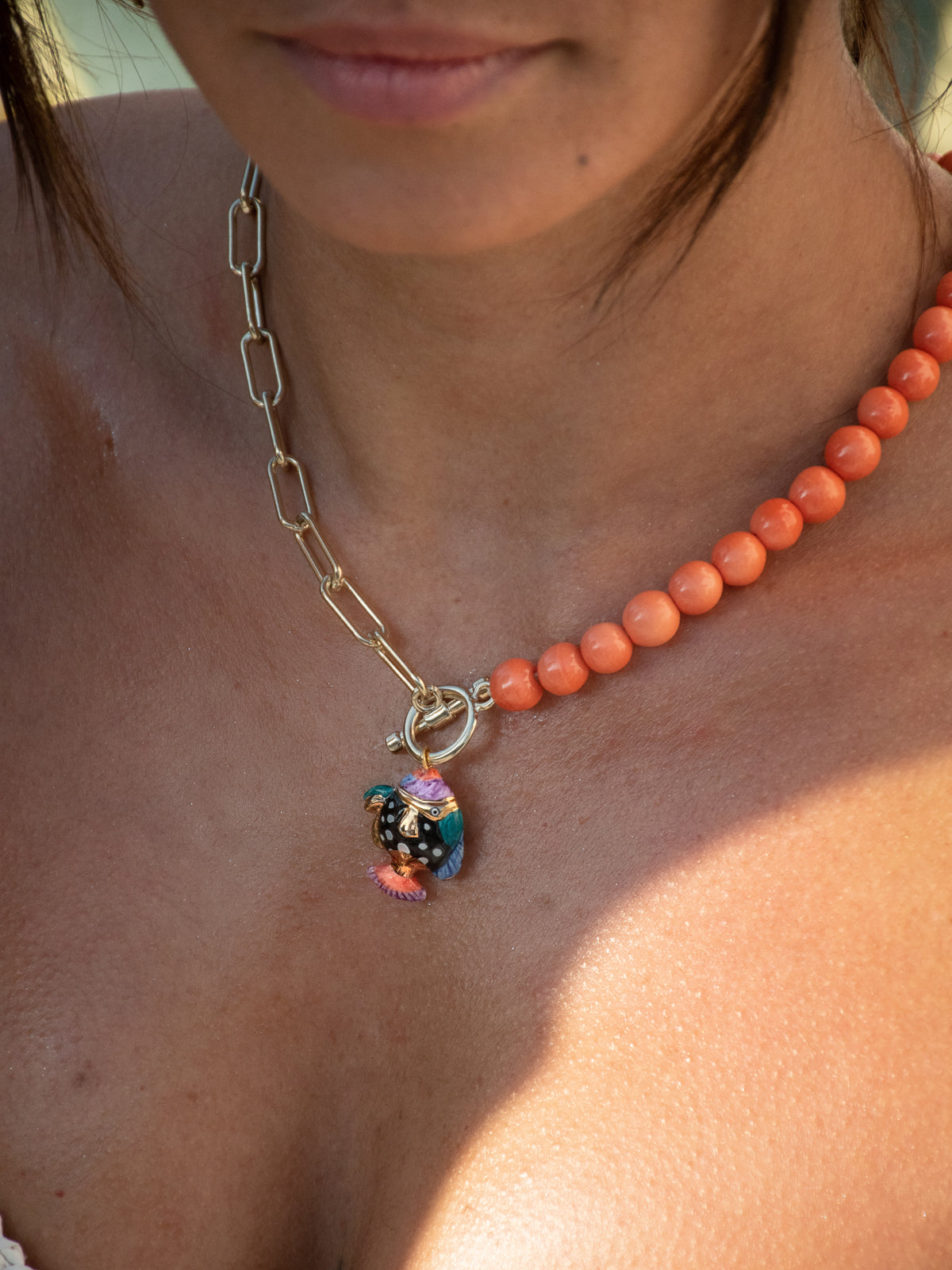 Collier perles et poisson tacheté