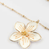 Collier fleur blanche