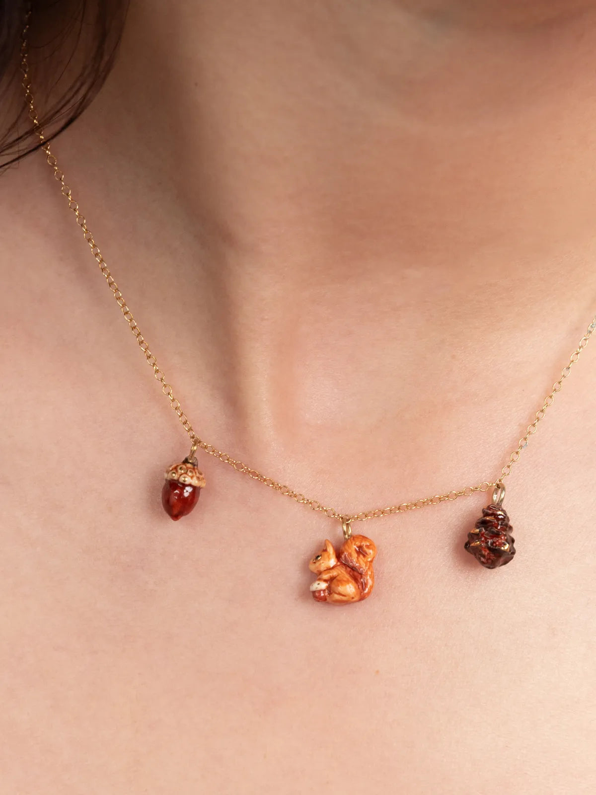 Collier écureuil, gland et pomme de pin