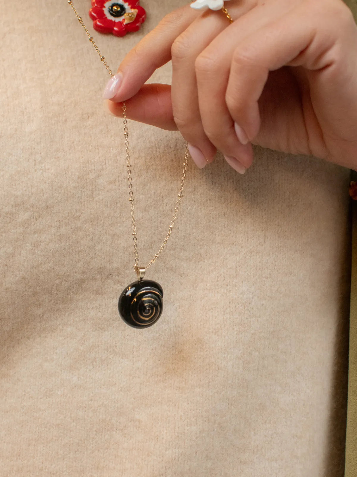 Collier sautoir escargot noir
