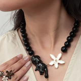 Collier Panthère, fleur et perles