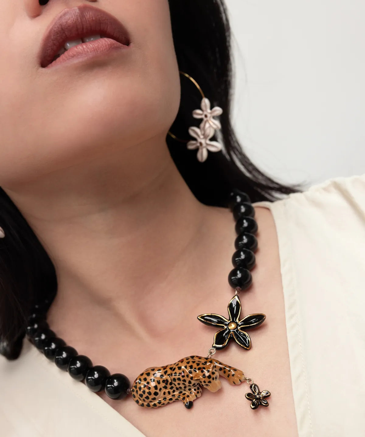 Collier Léopard, fleur et perles