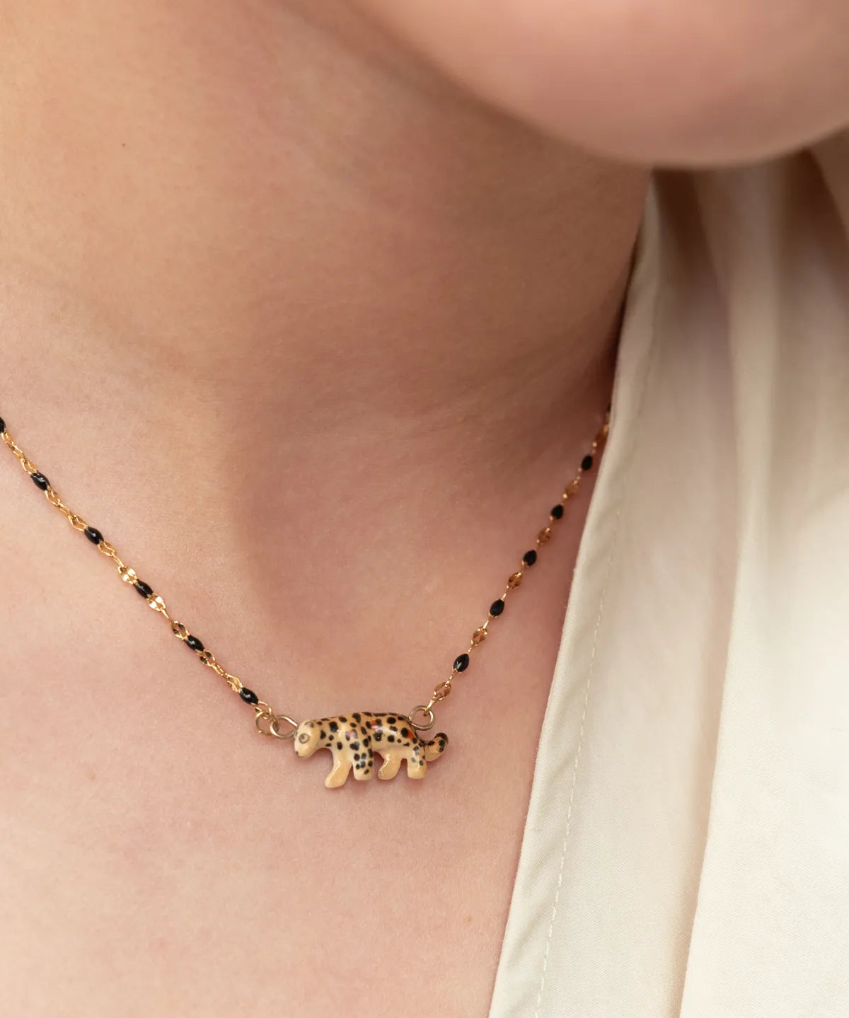 Collier perles et léopard