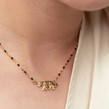 Collier perles et léopard