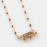Collier perles et léopard