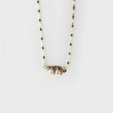 Collier perles et léopard