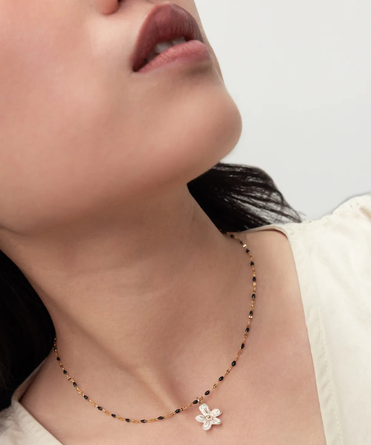 Collier perles et fleur d'Erine blanche