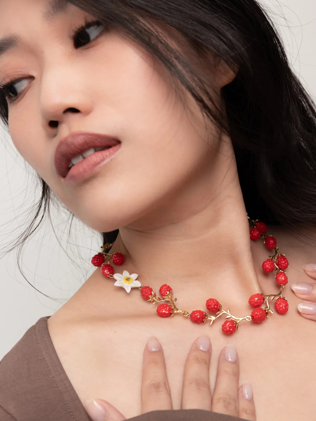 Collier branches baies rouges