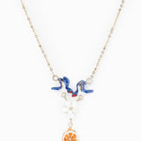 Collier couple d’hirondelles, fleur et orange