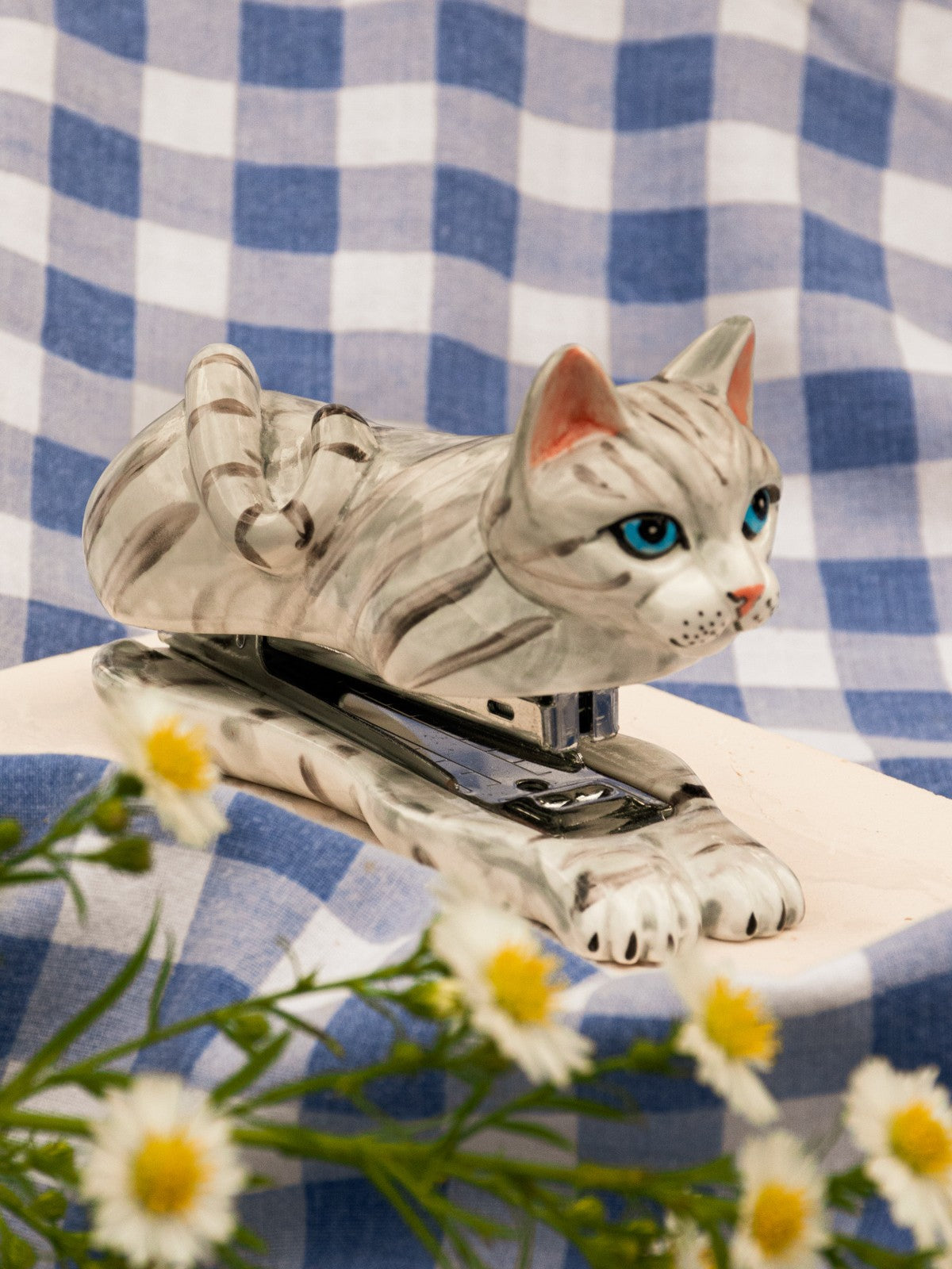 agrafeuse chat gris tabby en porcelaine peinte à la main