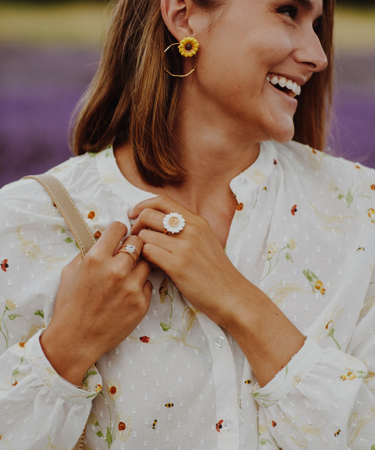 Bague marguerite en porcelaine et laiton doré