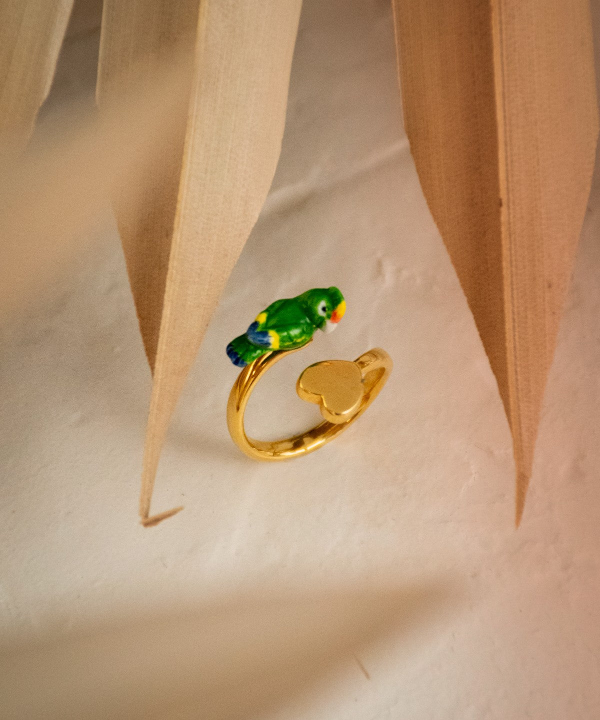 bijou bague ajustable avec coeur et animal perroquet vert en porcelaine peinte à la main