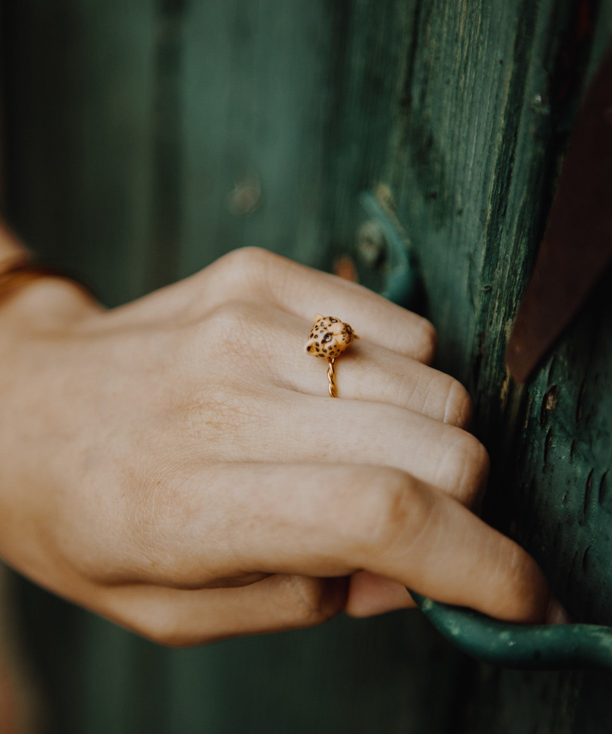bague ajustable dorée torsadée léopard