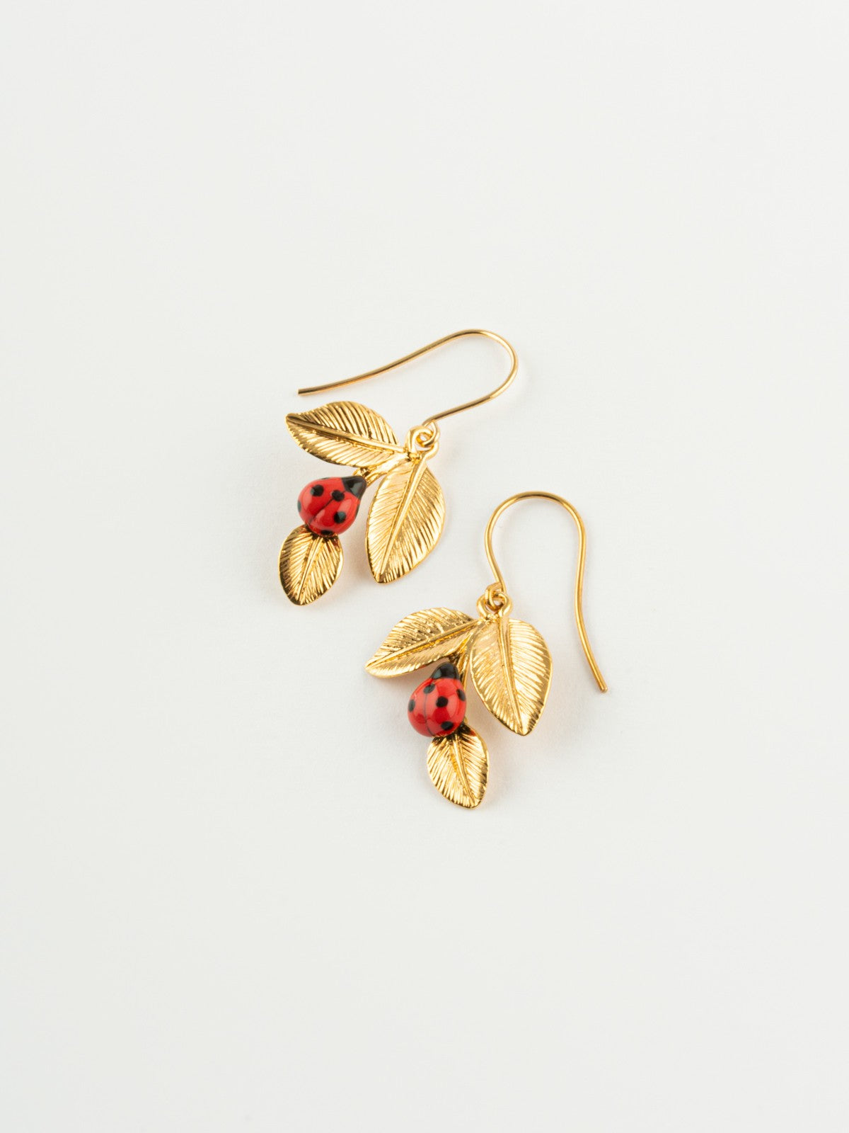 boucles d'oreilles dorées feuille et coccinelle nach