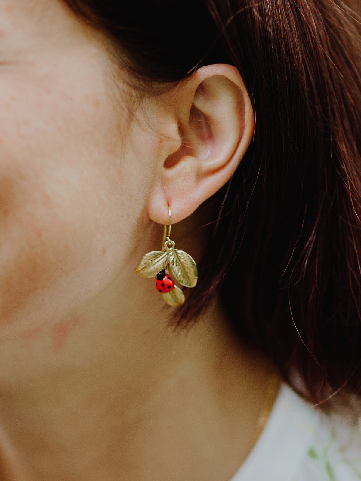 boucles d'oreilles dorées feuille et coccinelle nach