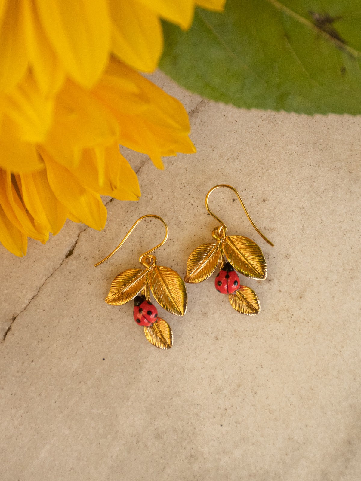 boucles d'oreilles dorées feuille et coccinelle nach