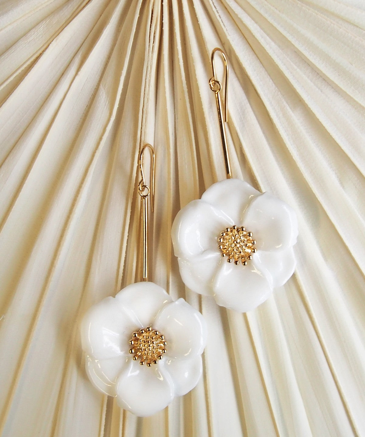 bijou boucles d'oreilles pendantes fleur blanche et dorée en porcelaine peinte à la main